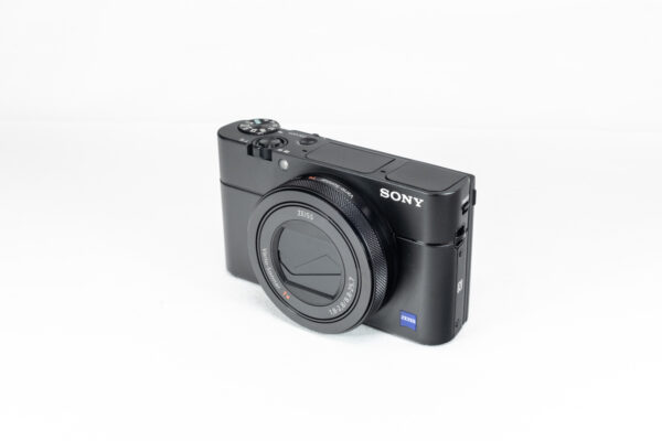 Sony RX100 V – Frontansicht der kompakten Premiumkamera mit 1-Zoll-Sensor und ZEISS-Objektiv