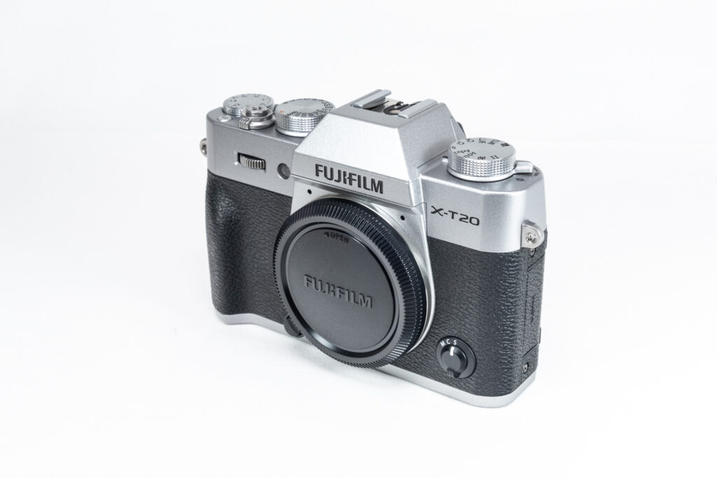 Fujifilm X-T20 in Silber – Frontansicht der spiegellosen Systemkamera mit Retro-Design und APS-C-Sensor