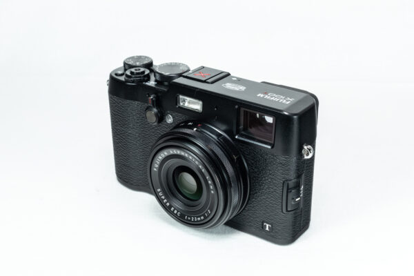 Fujifilm X100T in Schwarz – Frontansicht der kompakten Premiumkamera mit festem 23mm Objektiv