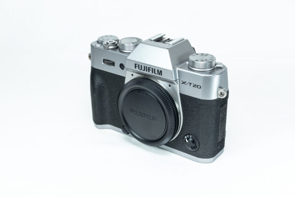 Fujifilm X-T20 in Silber – Frontansicht der spiegellosen Systemkamera mit APS-C-Sensor