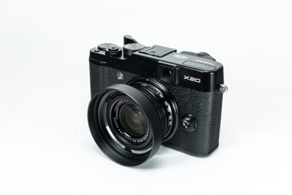 Fujifilm X20 in Schwarz – Frontansicht der kompakten Premiumkamera mit 4-fach Zoomobjektiv