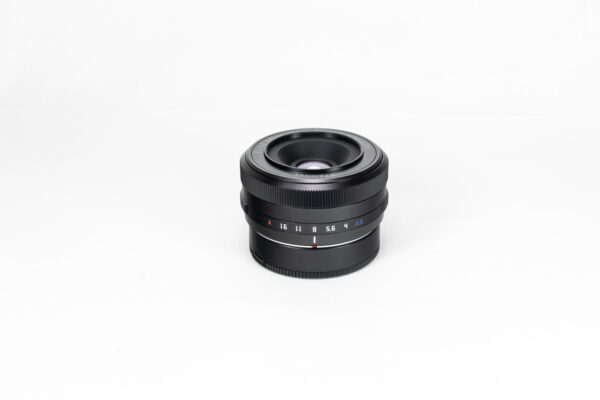 TTArtisan 27mm F2.8 AF – Frontansicht des kompakten Autofokus-Objektivs für Fujifilm X-Mount