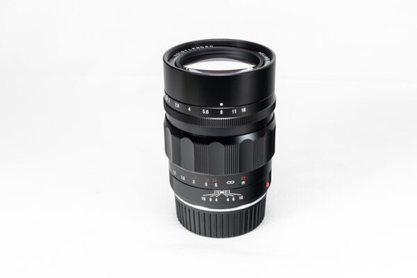 Voigtländer Heliar Classic 75mm F1.8 – Frontansicht des lichtstarken Portrait-Objektivs für Leica M-Mount