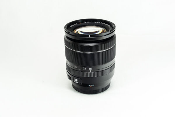 Fujifilm Fujinon XF 18-55mm F2.8-4 R LM OIS – Frontansicht des vielseitigen Standard-Zoomobjektivs
