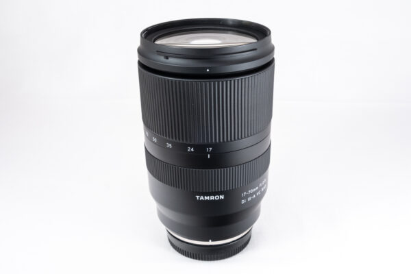 Tamron 17-70mm F2.8 Di III-A VC RXD – Frontansicht des vielseitigen Zoomobjektivs für Fujifilm X-Mount
